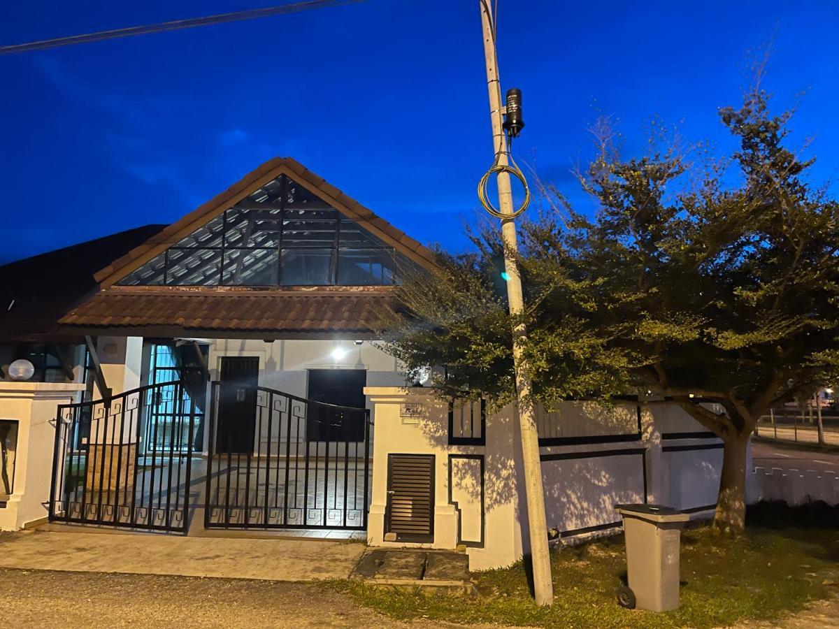Villaparadise Homestay Batu Pahat Exterior photo